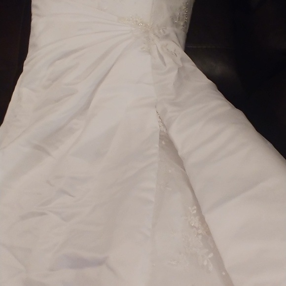 Wedding gown - Picture 4 of 5